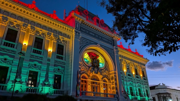 
Myndighetsbygg i Sucre lyst opp med Bolivias farger i forbindelse med feiring av 200 års uavhengighet.