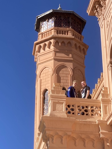 Sondre og Aleksandra utenfor ett av de flere tårnene som stikker opp fra Castillo de La Glorieta.