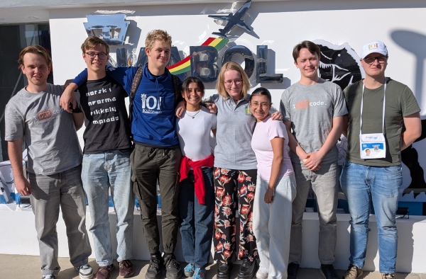 Guidene ble med oss til flyplassen utenfor Sucre for å ta farvel, her avbildet sammen med hele det norske laget. Flyplassen ligger 3104 meter over havet.