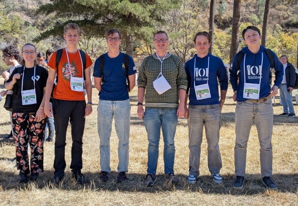 
Været har hele uken vært vanskelig å kle seg i - med kalde morgener og kvelder, men sterk sol om dagen. Laget finner her sårt trengt skygge under en fin høy palme utenfor Castillo de La Glorieta.