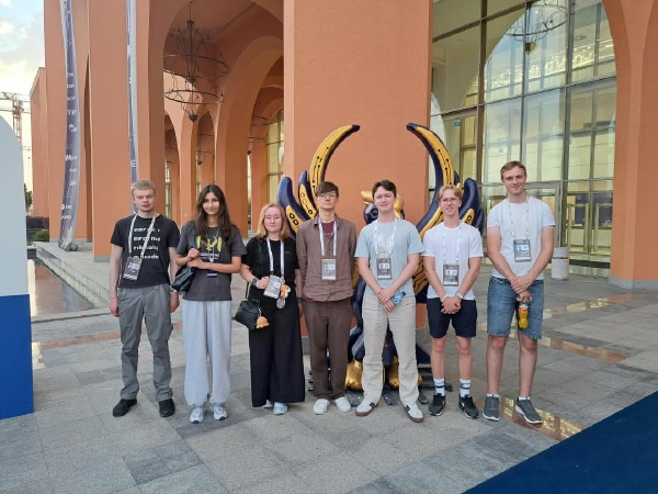 
Laget og guiden utenfor konkurranselokalet CAEx. Fra venstre: Simen, Malika (guide), Aleksandra, Daniel, Ivar, Julian og Torstein.
