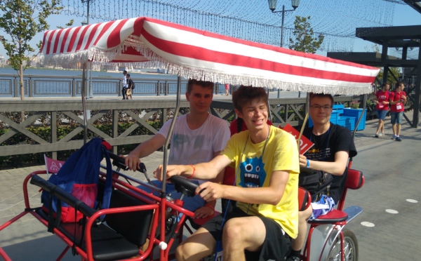 
Daniel sitter på på sykkelbil. Til venstre på bildet er Michal Sladecek
som representerte Norge i fjor, men som i år deltar på det slovakiske
laget i IOI.
