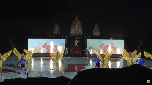 Danseforestilling med Prambanan i bekgrunnen.