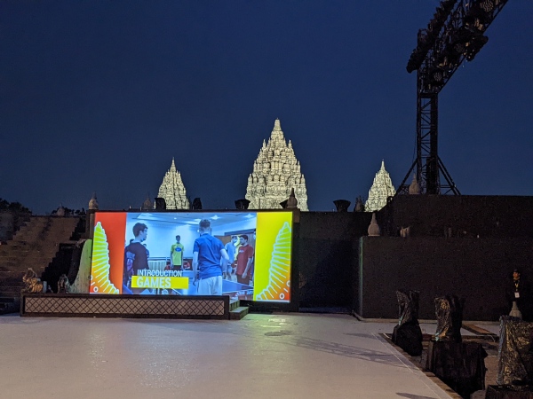 Scene med Prambanan i bekgrunnen.