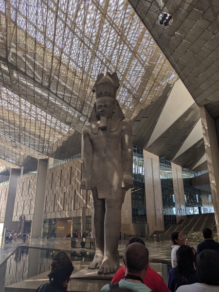 Inne i Grand Egyptian Museum.