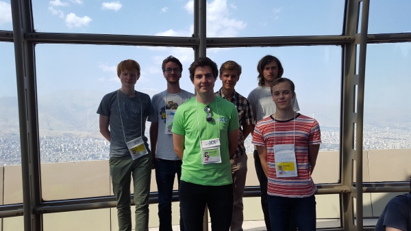 Det norske laget på toppen av Milad Tower. Bak fra venstre: Håvard
Krogstie, David Narum (leder), Tobias Laundal, Birk Tjelmeland. Foran
fra venstre: Fredrik Anfinsen (leder), Marius Stensrud.