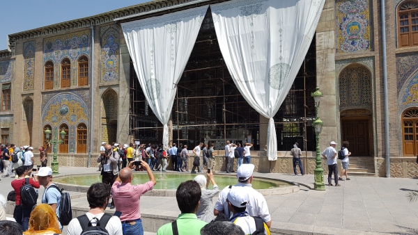Framsiden av Golestan Palace, med to store hvite gardiner knytt