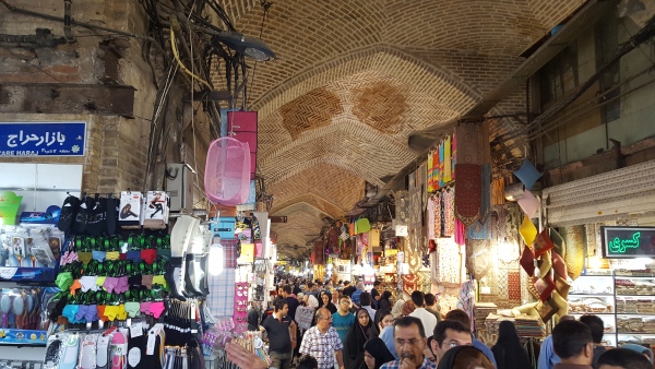 Svært mange mennesker går mellom bodene på Grand Bazar, alt under et mursteinstak