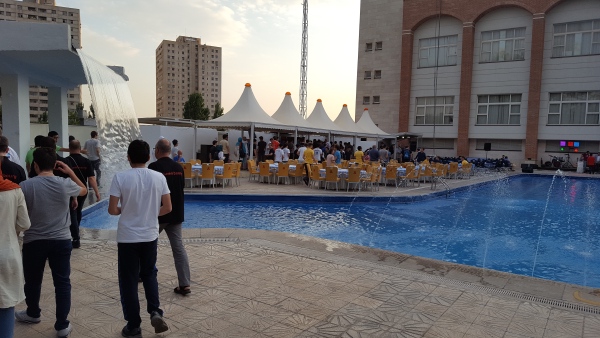 Matservering for deltagere rundt bassenget på hotellet