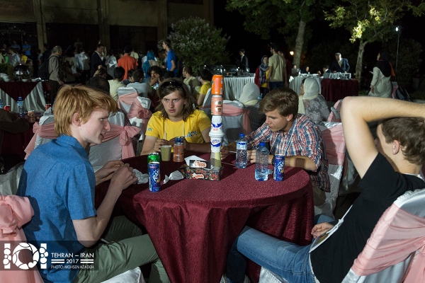 De 4 deltagerne rundt et matbord, et sted inne i den botaniske hagen
