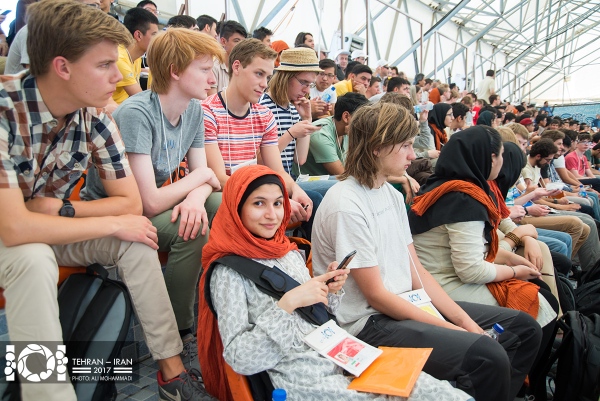 Deltagerne sitter blant publikum