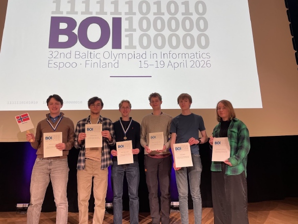 Det norske laget, oppstilt på scenen med diplom og medaljer