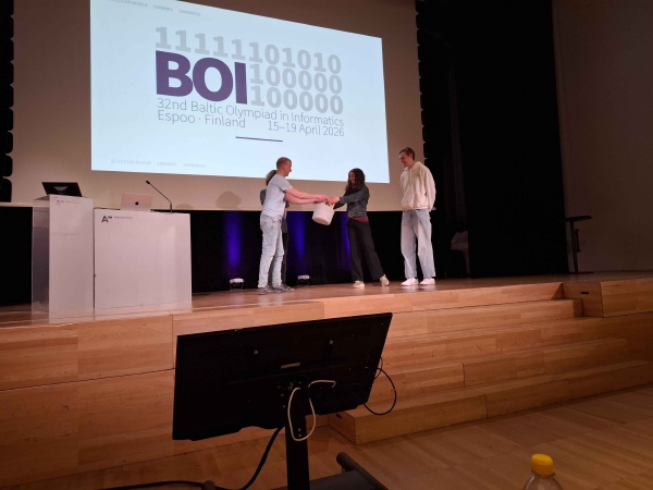 Torstein og Emilie på scenen under avslutningsseremoni