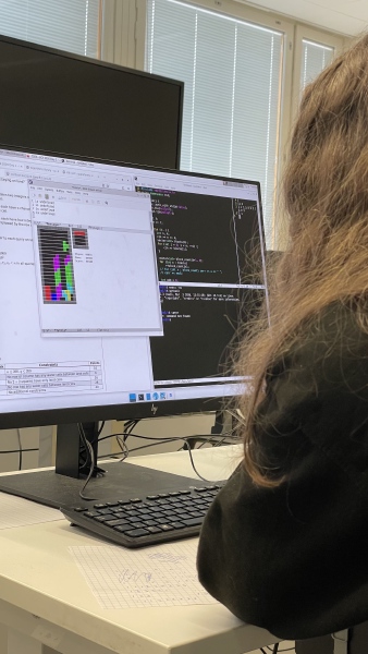 Emilie spiller tetris på konkurransemaskin