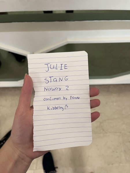 Papirlapp der det står Julie Stang, og deltakernummer