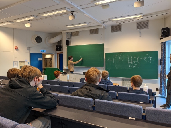 Auditorium der Magnus står ved tavlen og går gjennom en oppgave