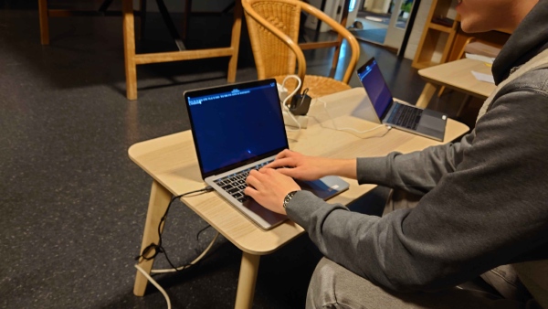 Deltaker skriver inn siffer av pi på en pc